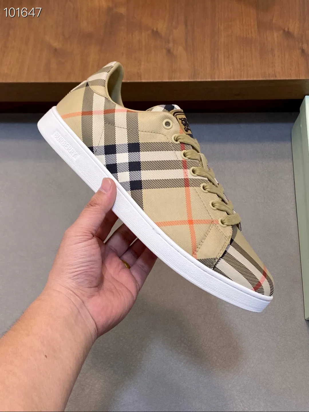 Men's Men's Shoes💰400【New Style】🐑🐑𝐁𝐔𝐑𝐁𝐄𝐑𝐑𝐘# Burberry's new war horse plaid casual sneakers, new terrace casual sneakers·Burberry's classic elements, super comfortable shoes··Knight blue anti-slip soles Finally I saw the latest diagonal plaid sneakers, the color is really nice and can be worn with any kind of sneakers. The sneakers are made of cotton blended fabric. Crafted in an Italian workshop, it features a worsted Burberry check pattern. Featuring a mesh lining and checkered laces, the rubber sole features the archive Burberry monogram. From Burberry's iconic collection, these wardrobe staples are interpreted with the brand's signature style. The round toe and tongue are embellished with the Equestrian Knight logo (EKD) label, leather insole, and the sole is embellished with the Burberry letter logo size: 38-44 (customized for 45 and 46)
